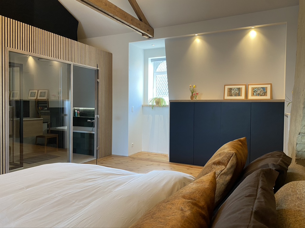 Slaapkamer met blauwe kasten