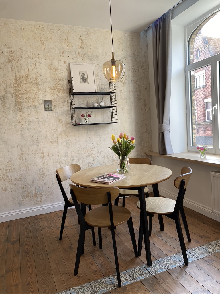 Eettafel met tulpen