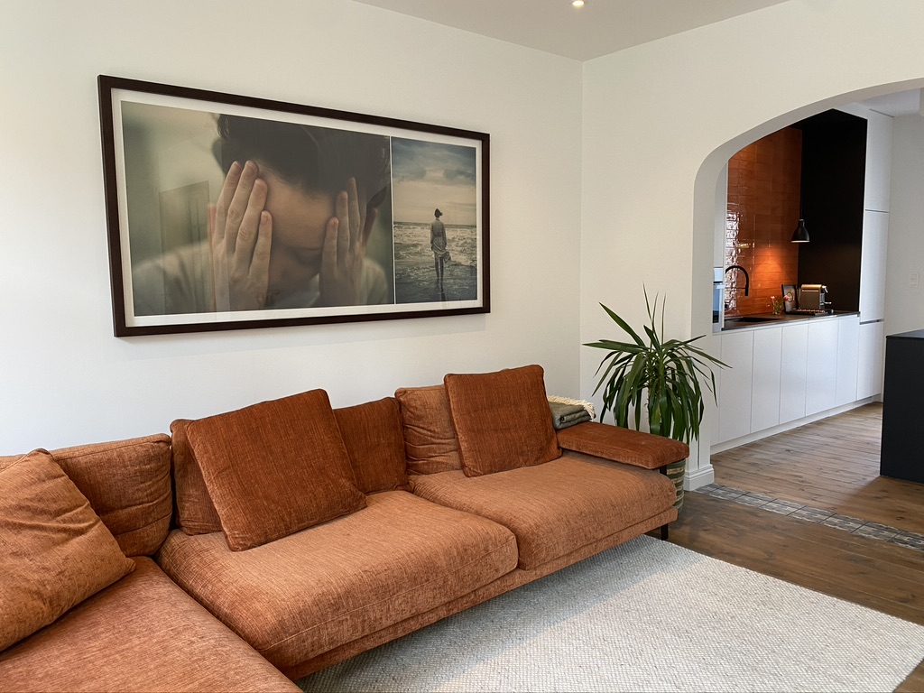 Woonkamer met kunst