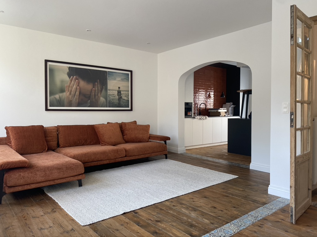 Lichtrijke woonkamer met houten vloer