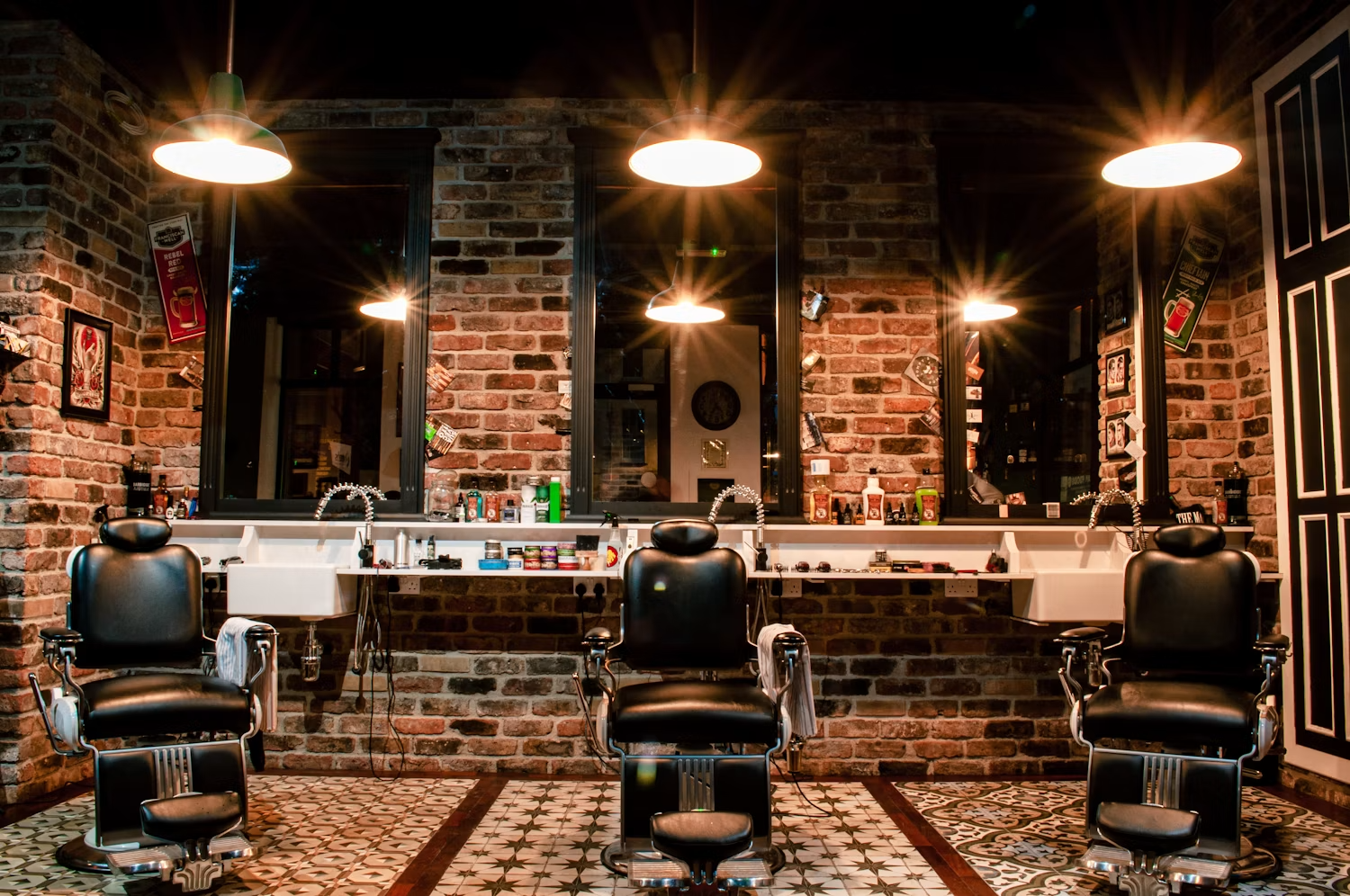 Barbershop interieur met bakstenen muur en warm licht